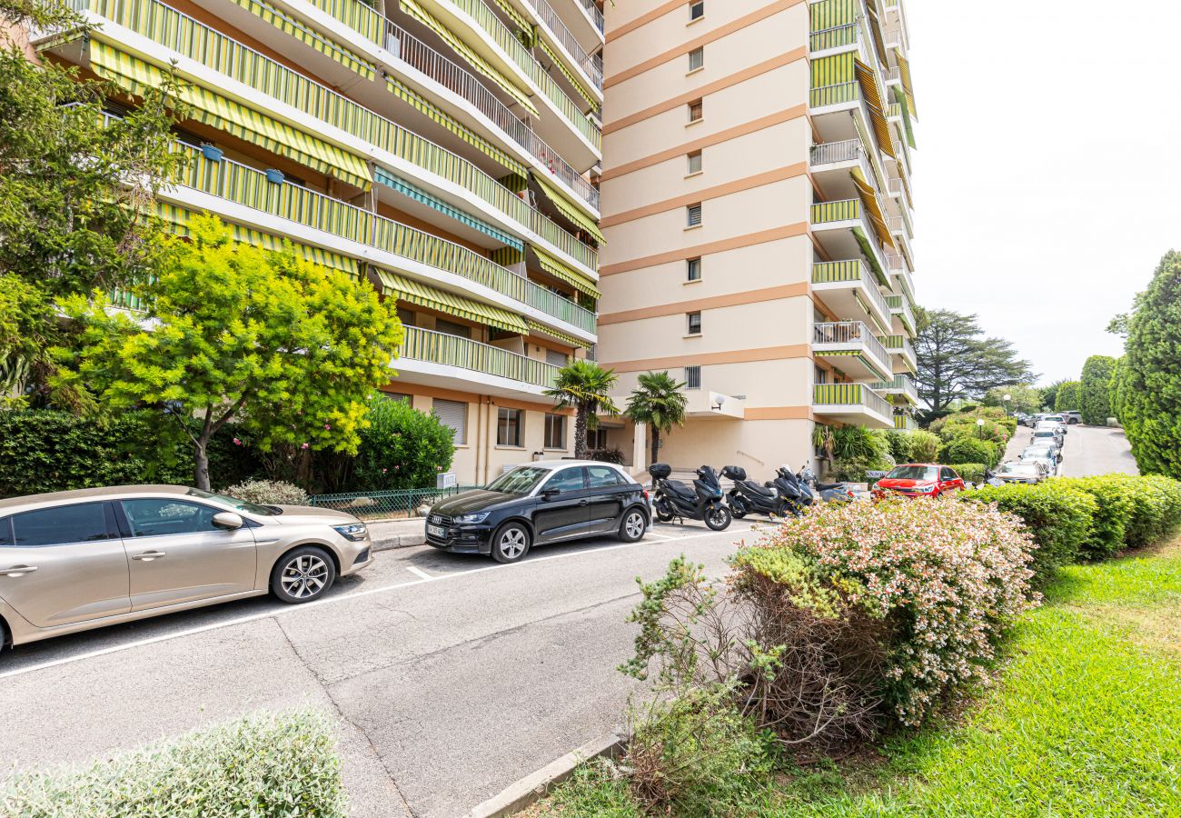 Appartement à Antibes - 2 Pièces Style Loft - Vue Panoramique Piscine & Garage