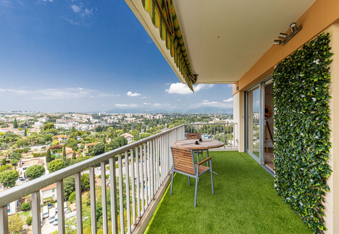 Appartement à Antibes - 2 Pièces Style Loft - Vue Panoramique Piscine & Garage