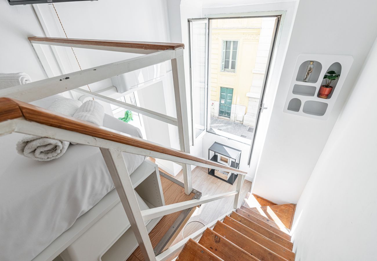 Appartement à Nice - Quartier animé - 2 pièces rue de la Préfecture