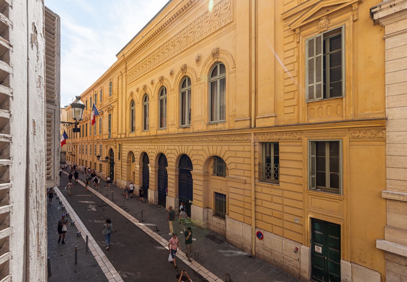 Appartement à Nice - Quartier animé - 2 pièces rue de la Préfecture