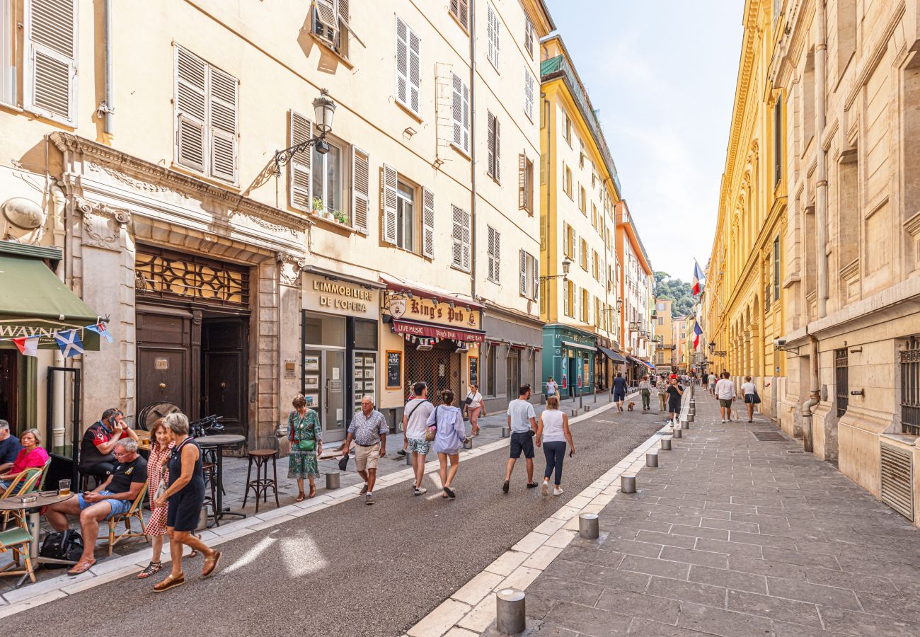 Appartement à Nice - Quartier animé - 2 pièces rue de la Préfecture