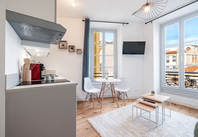 Studio à Nice - Charmant & Lumineux Studio Centre Ville Studio à Nice - Charmant & Lumineux Studio Centre Ville