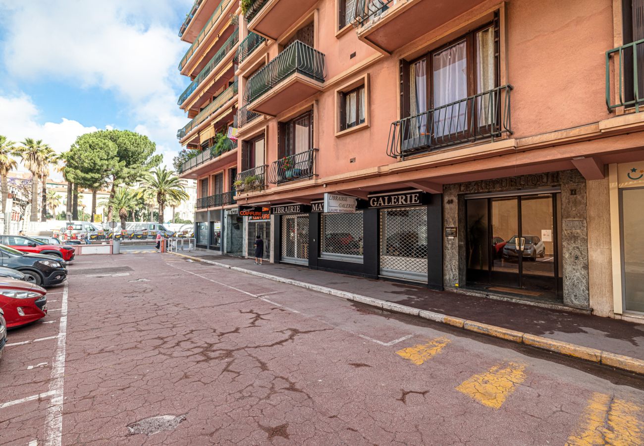 Appartement à Nice - 2 pièces Central Grande Terrasse & Parking