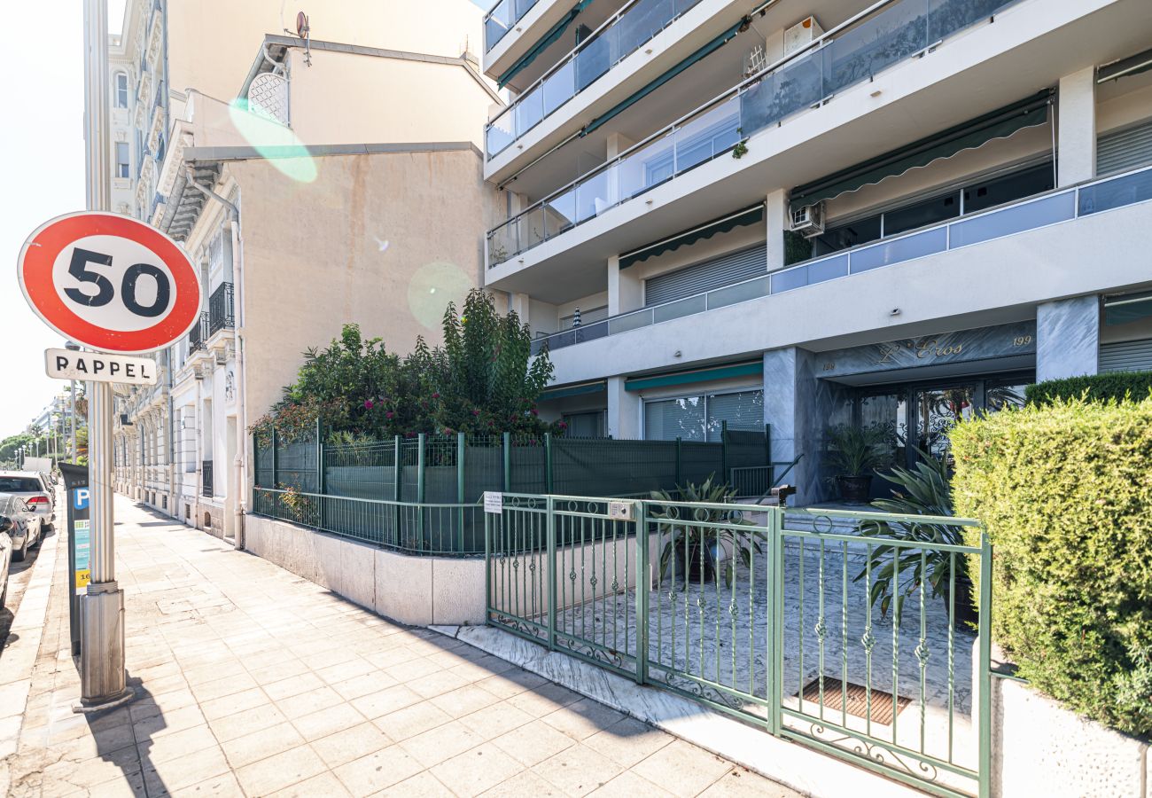 Appartement à Nice - Vue Mer Panoramique - 2 Pièces Promenade des Anglais