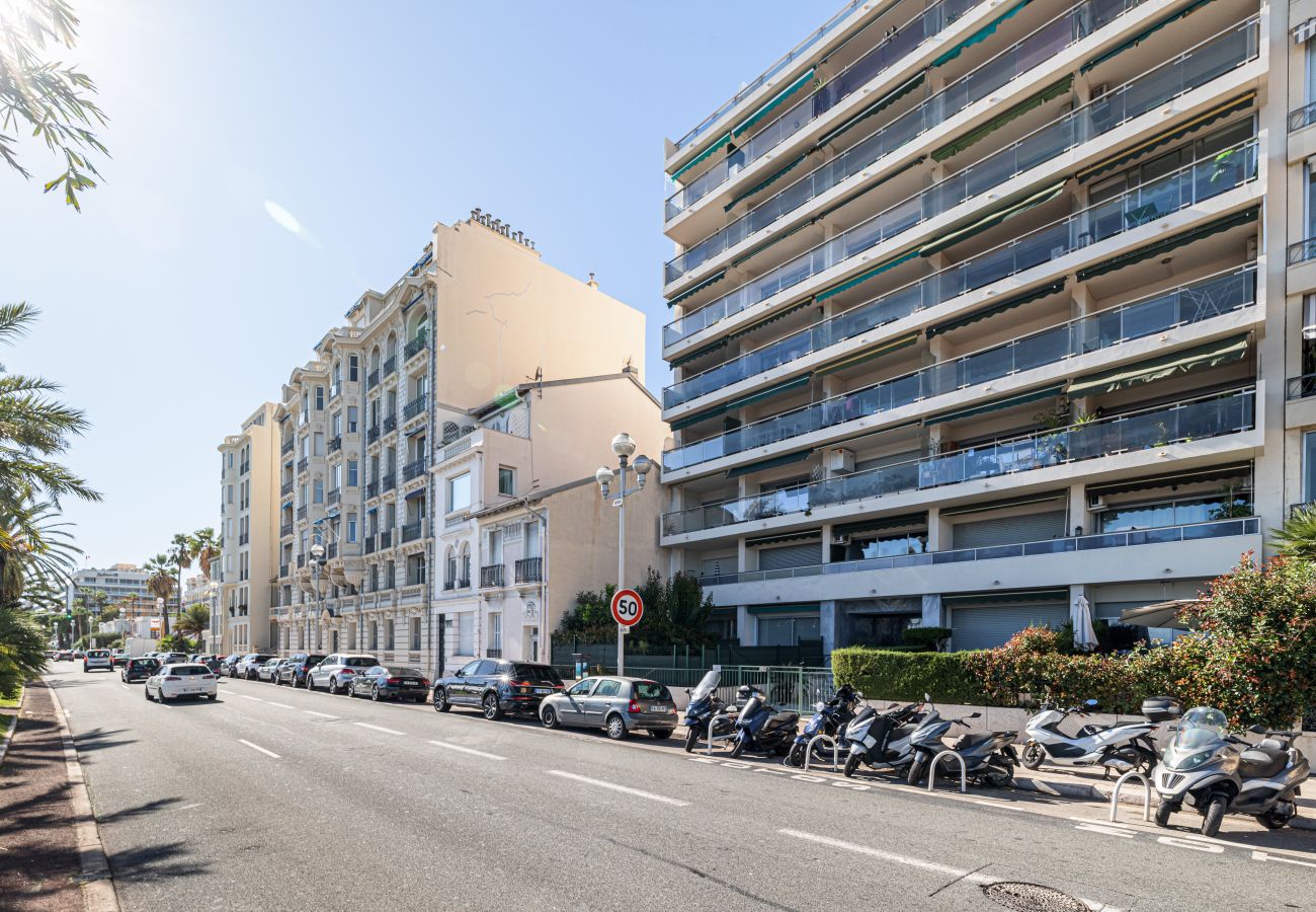 Appartement à Nice - Vue Mer Panoramique - 2 Pièces Promenade des Anglais