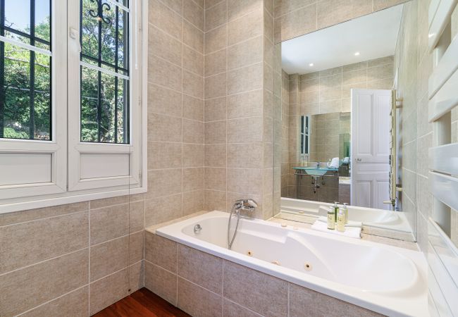 Appartement à Nice - Très Grand 2 Pièces Calme Vue Dégagée Appartement à Nice - Très Grand 2 Pièces Calme Vue Dégagée