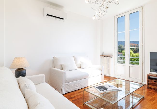 Appartement à Nice - Très Grand 2 Pièces Calme Vue Dégagée Appartement à Nice - Très Grand 2 Pièces Calme Vue Dégagée