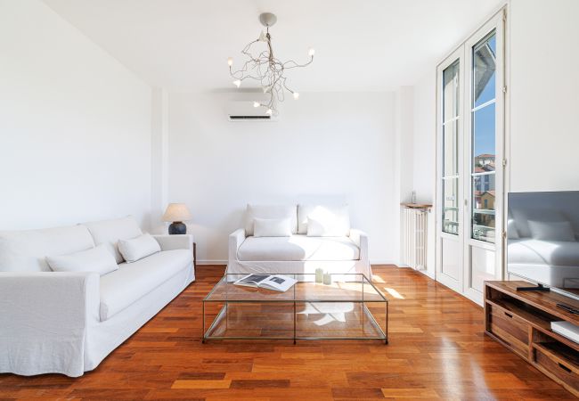 Appartement à Nice - Très Grand 2 Pièces Calme Vue Dégagée Appartement à Nice - Très Grand 2 Pièces Calme Vue Dégagée