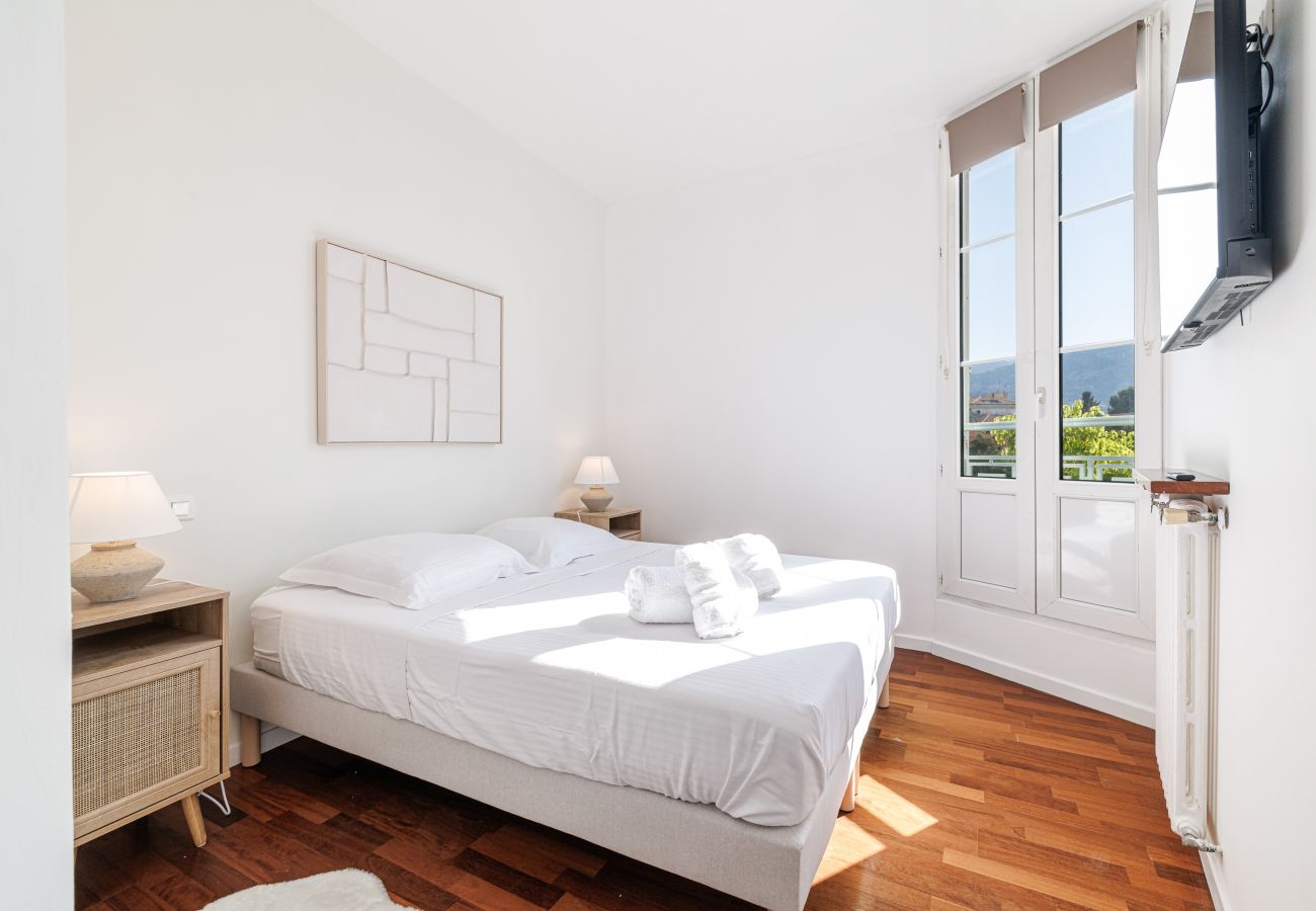 Appartement à Nice - Très Grand 2 Pièces Calme Vue Dégagée
