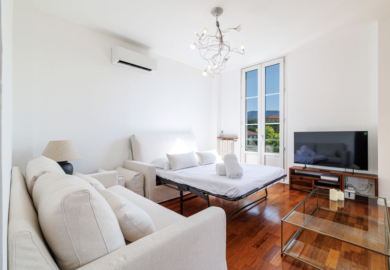 Appartement à Nice - Très Grand 2 Pièces Calme Vue Dégagée