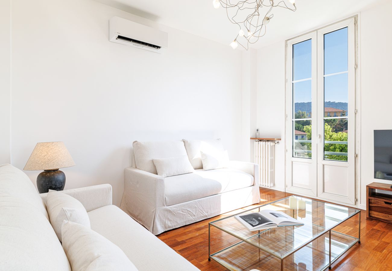 Appartement à Nice - Très Grand 2 Pièces Calme Vue Dégagée