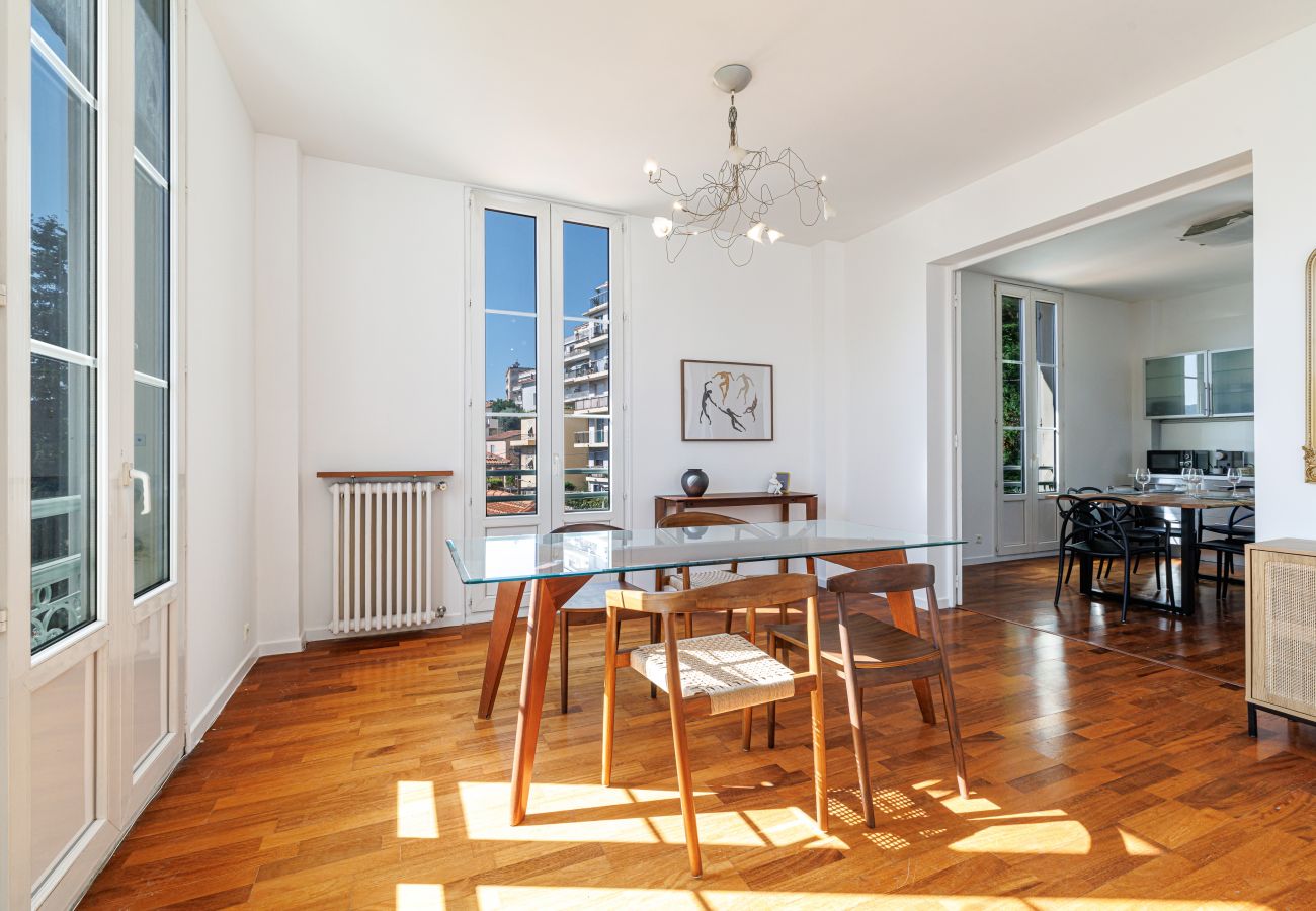 Appartement à Nice - Très Grand 2 Pièces Calme Vue Dégagée