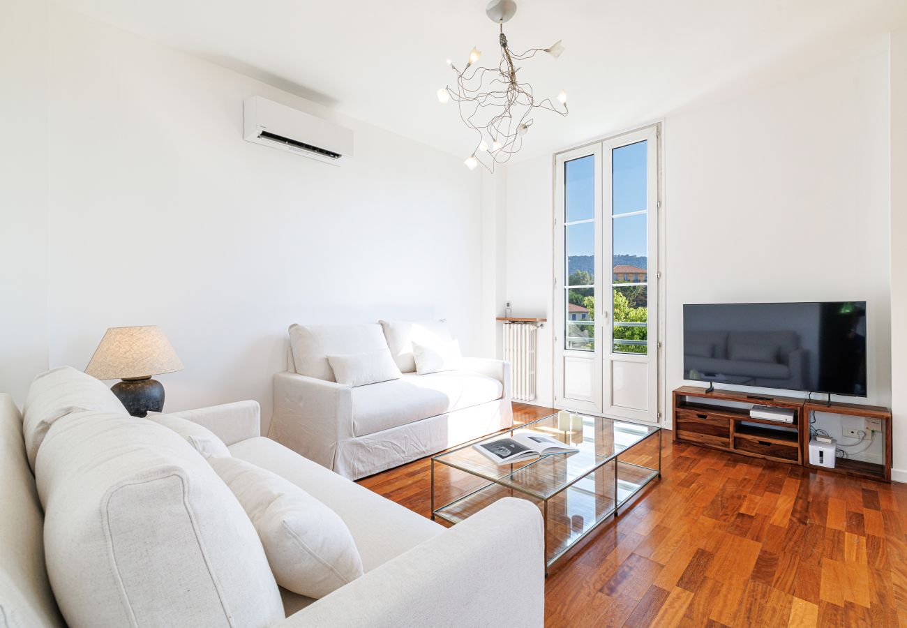 Appartement à Nice - Très Grand 2 Pièces Calme Vue Dégagée