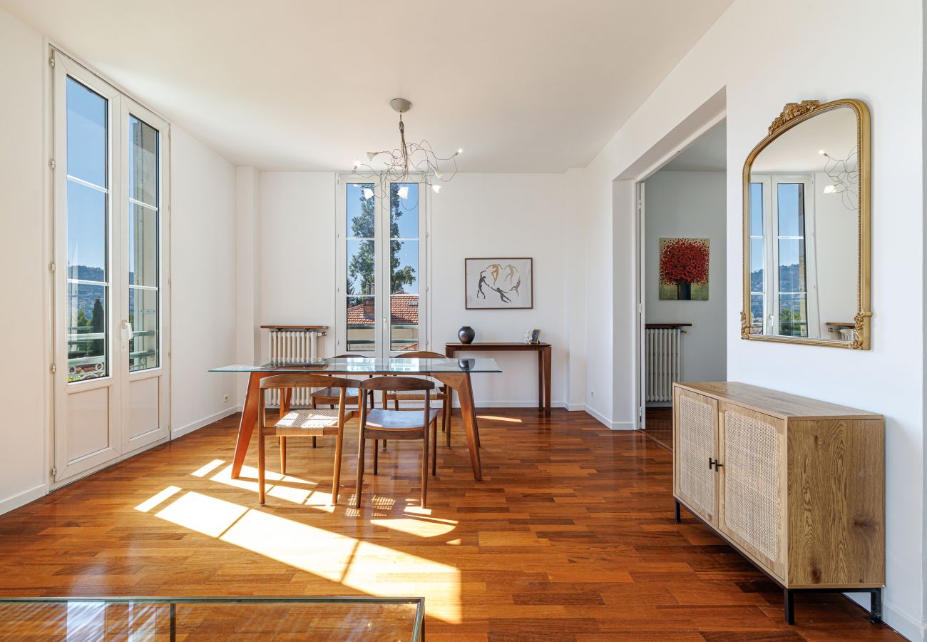 Appartement à Nice - Très Grand 2 Pièces Calme Vue Dégagée