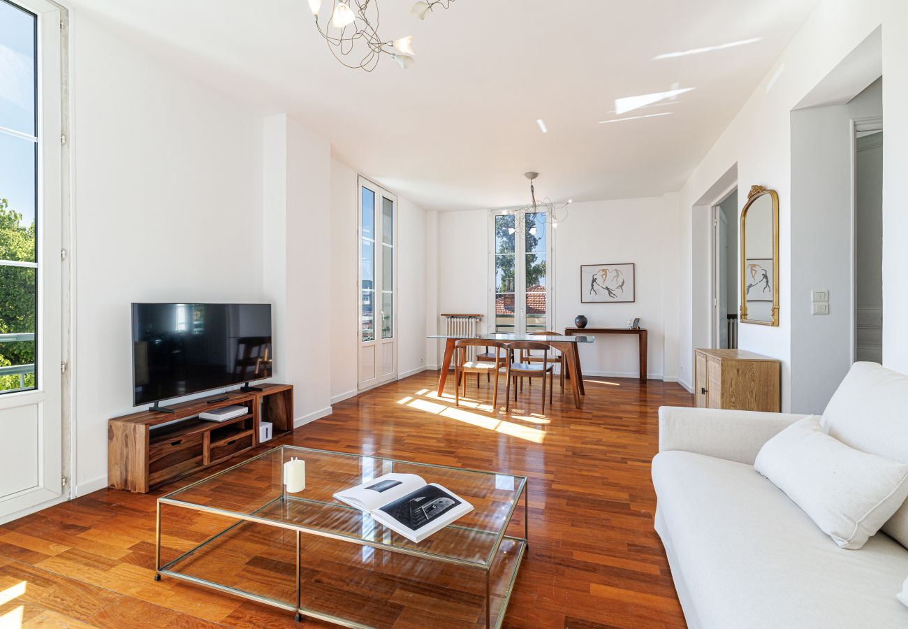 Appartement à Nice - Très Grand 2 Pièces Calme Vue Dégagée
