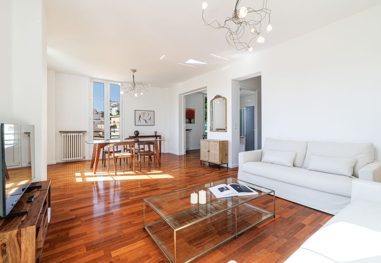 Appartement à Nice - Très Grand 2 Pièces Calme Vue Dégagée