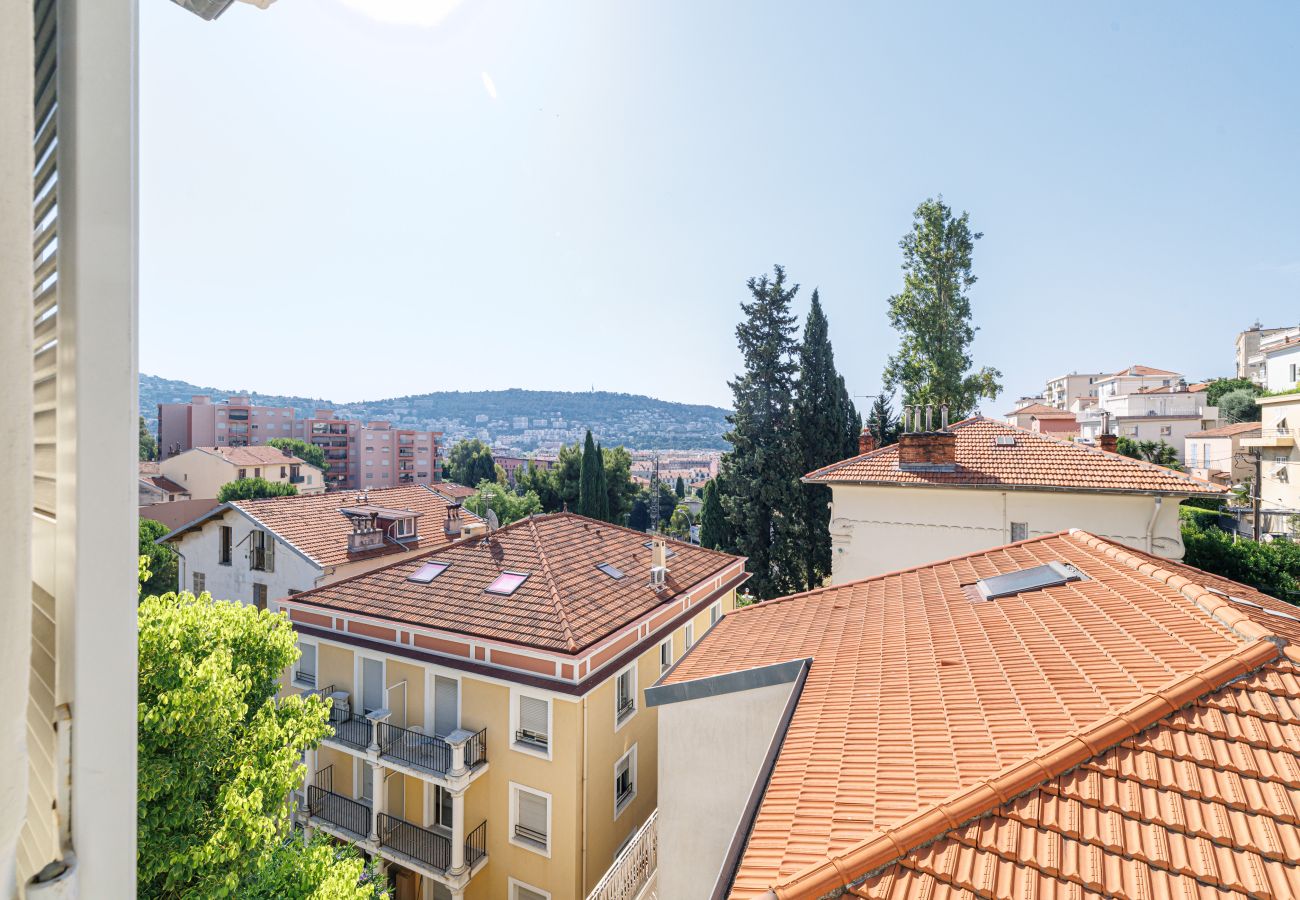 Appartement à Nice - Très Grand 2 Pièces Calme Vue Dégagée