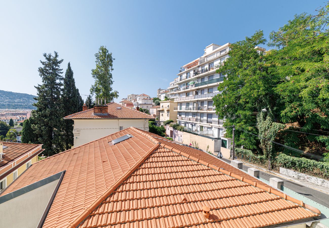 Appartement à Nice - Très Grand 2 Pièces Calme Vue Dégagée