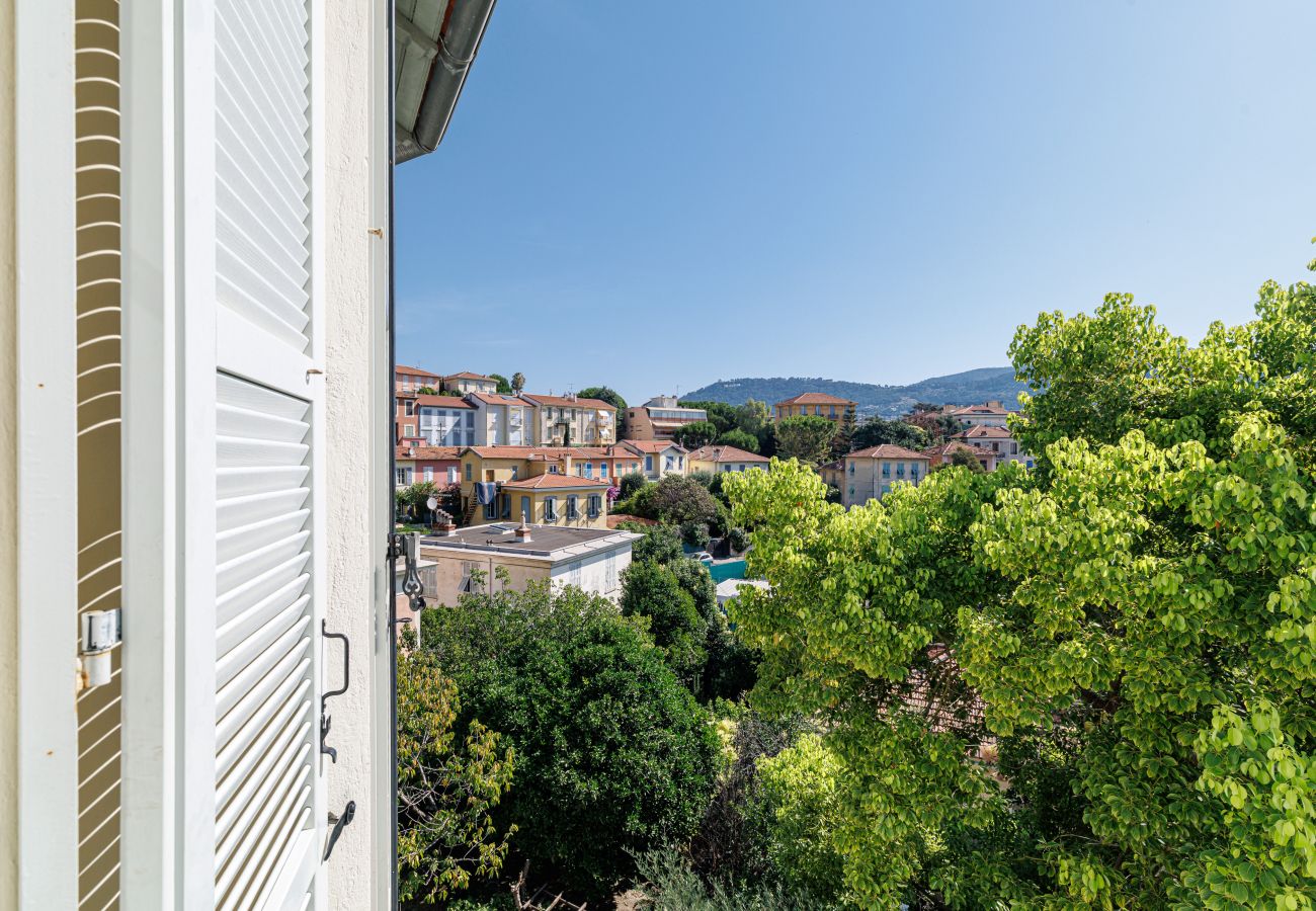 Appartement à Nice - Très Grand 2 Pièces Calme Vue Dégagée