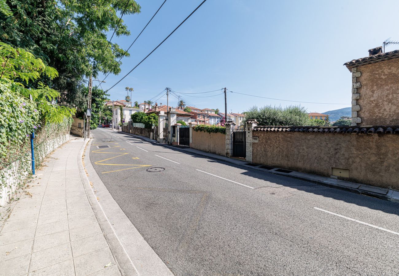 Appartement à Nice - Très Grand 2 Pièces Calme Vue Dégagée