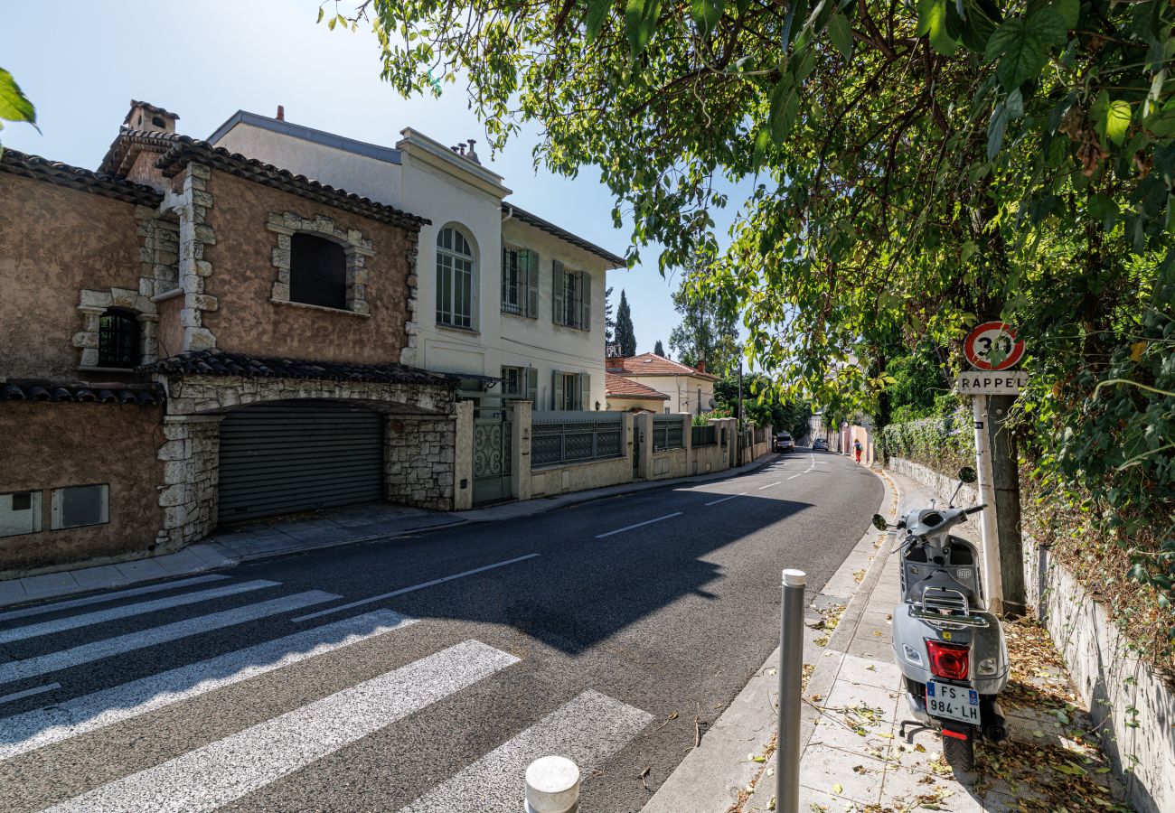 Appartement à Nice - Très Grand 2 Pièces Calme Vue Dégagée