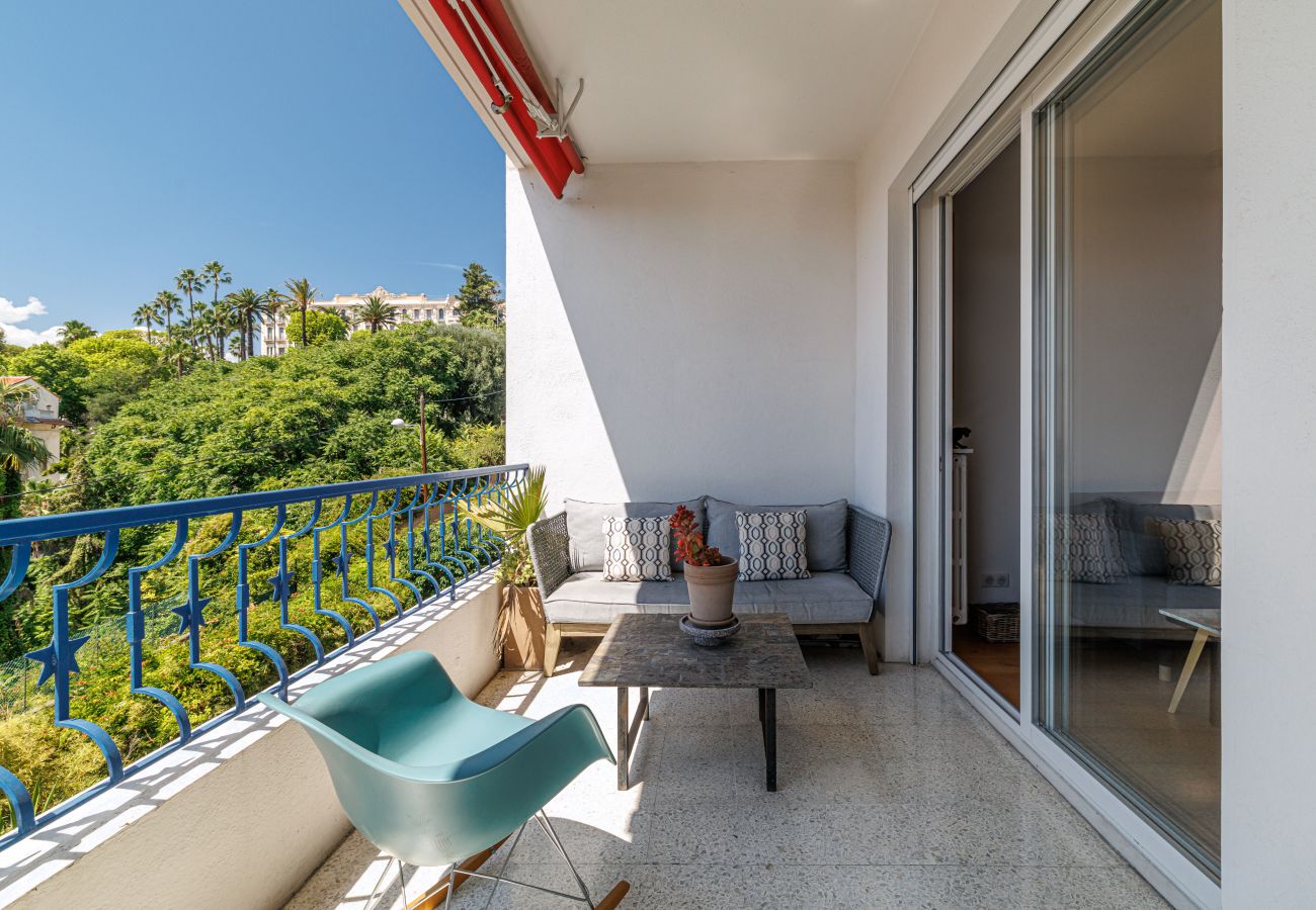 Appartement à Nice - Au Calme et Vue Dégagée - 2 Pièces Large Terrasse