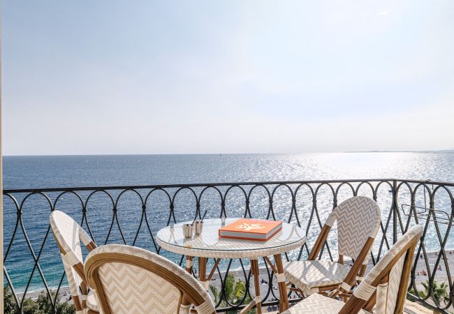 à Nice - Vue extraordinaire sur la Promenade - Magnifique 3 pièces  à Nice - Vue extraordinaire sur la Promenade - Magnifique 3 pièces