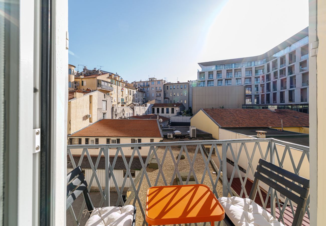 Appartement à Nice - Rue Masséna - 3 pièces au Calme avec Balcon 