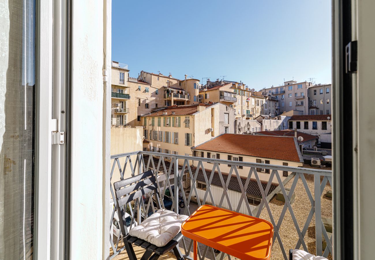 Appartement à Nice - Rue Masséna - 3 pièces au Calme avec Balcon 