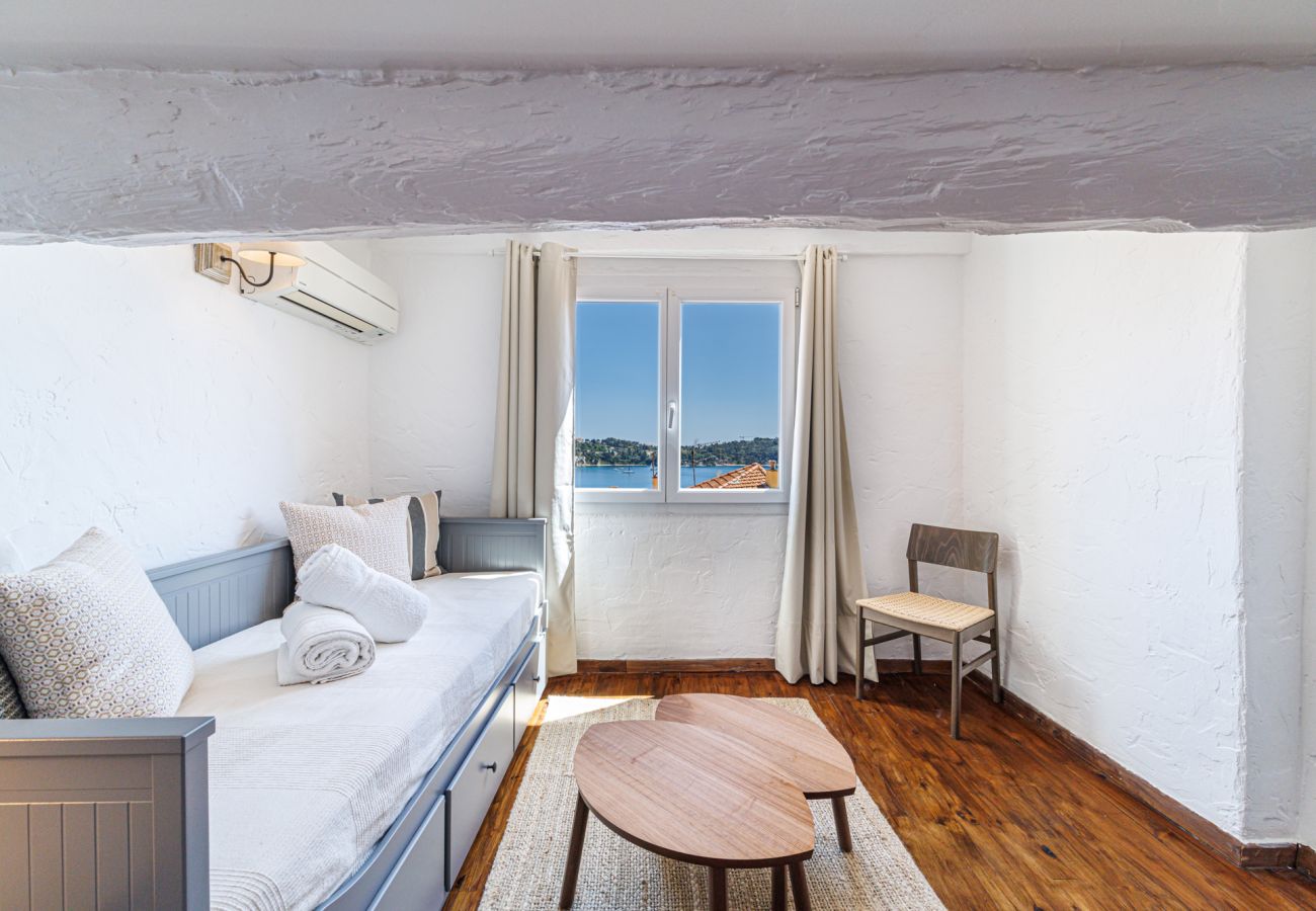 Appartement à Villefranche-sur-Mer - Dernier étage et Vue Mer dans la Vieille Ville