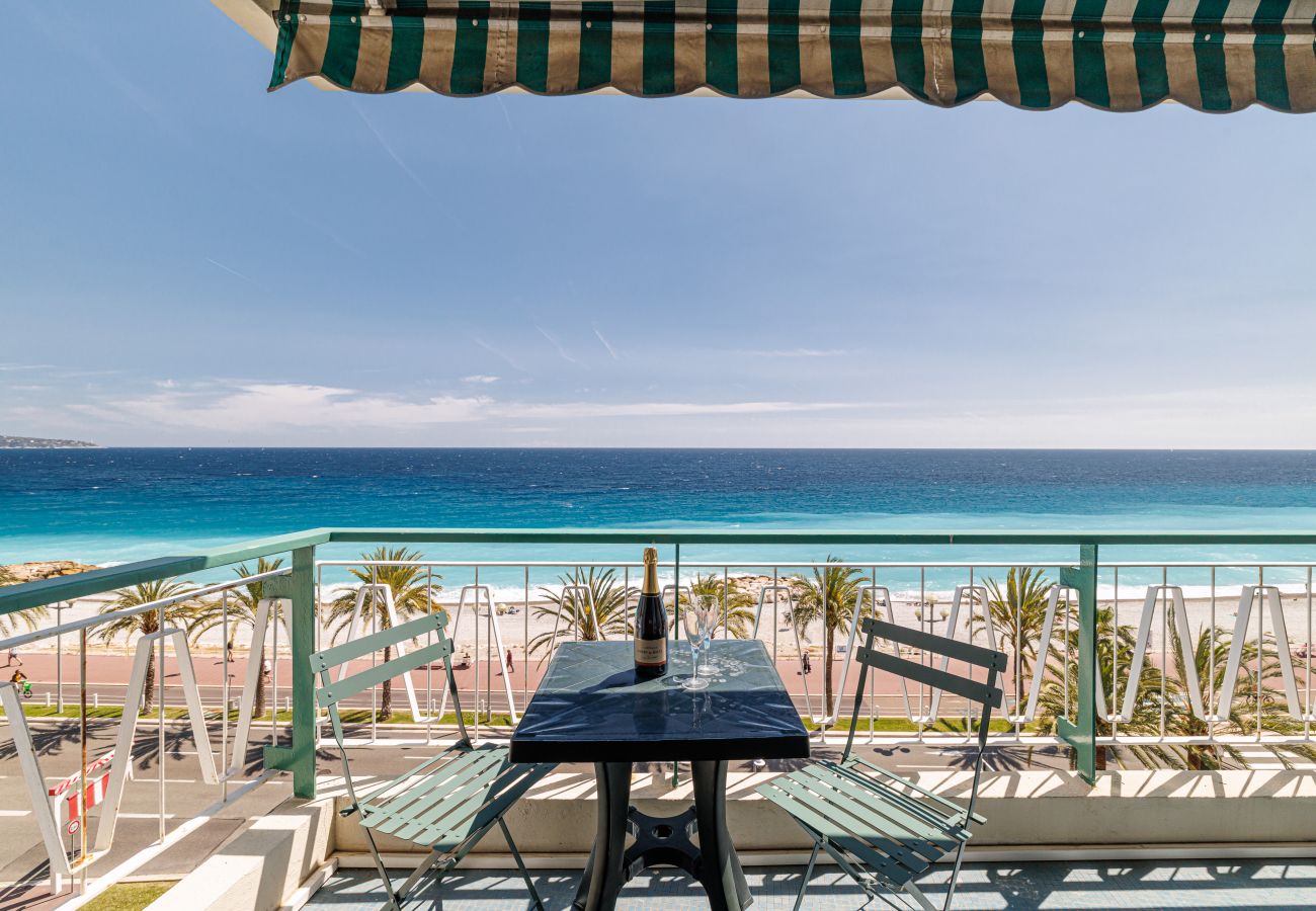 Appartement à Nice - Vue Mer Panoramique 2 Pièces Promenade des Anglais