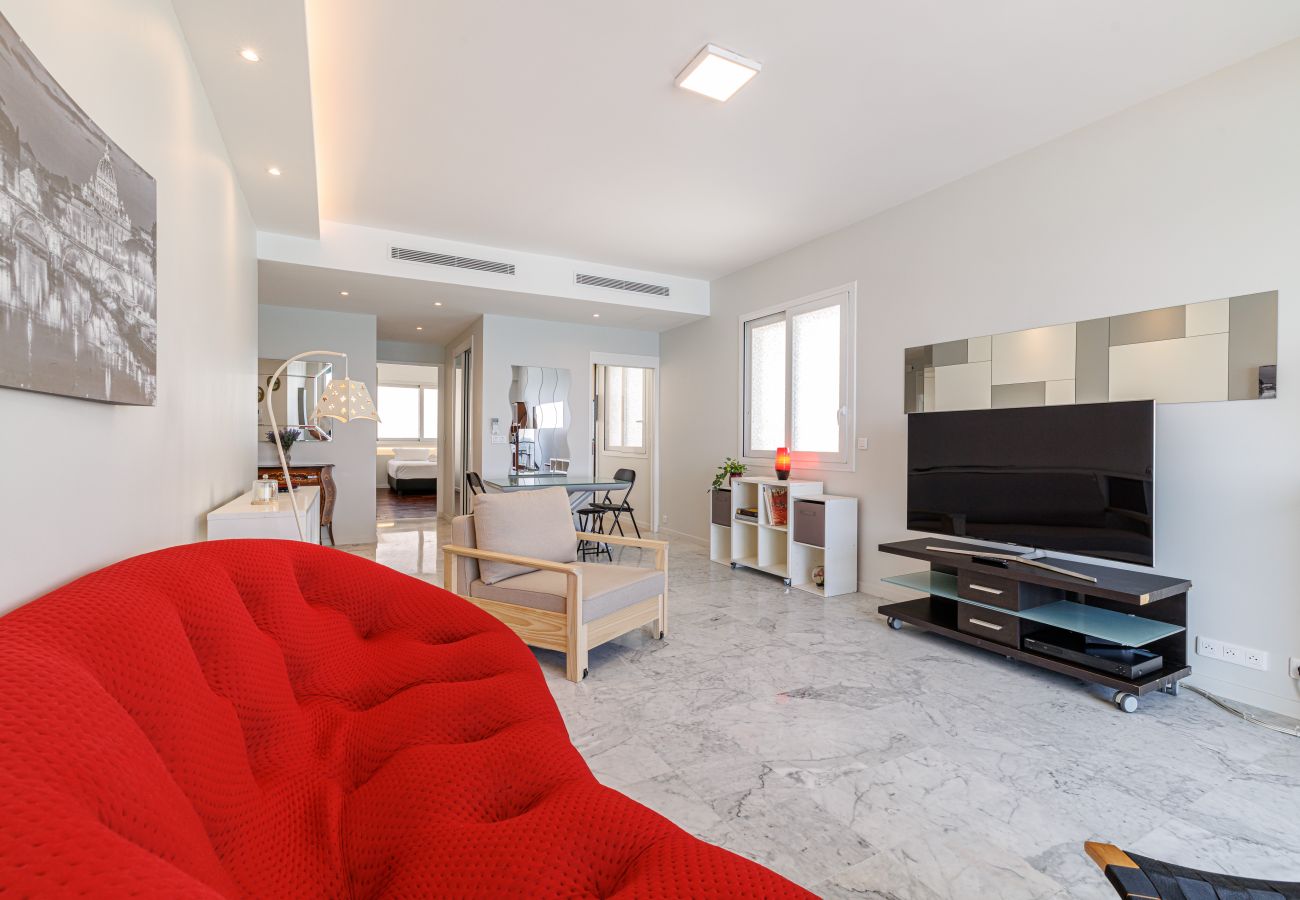 Appartement à Nice - Vue Mer Panoramique 2 Pièces Promenade des Anglais