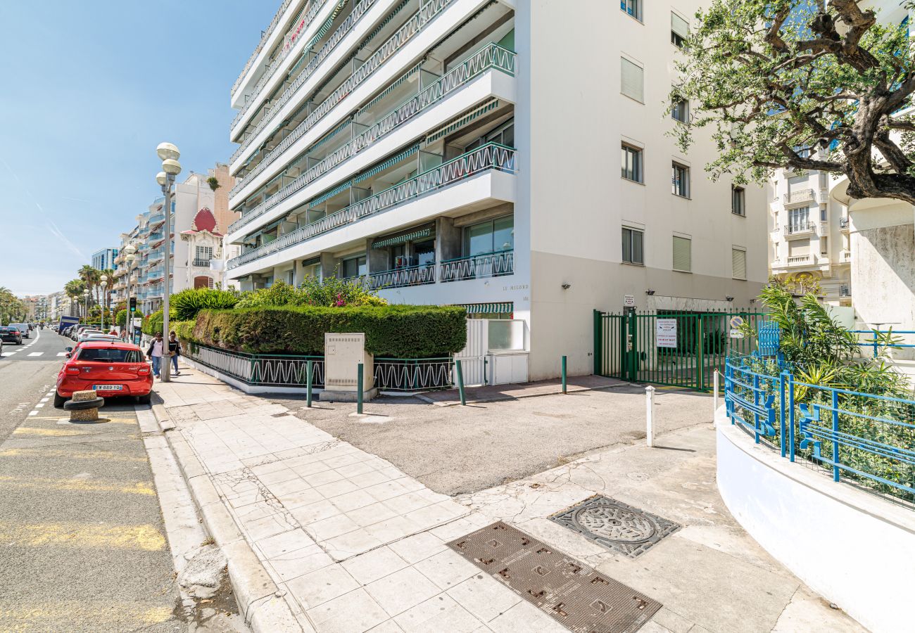 Appartement à Nice - Vue Mer Panoramique 2 Pièces Promenade des Anglais